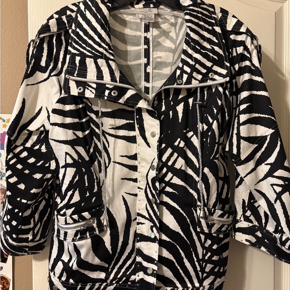Black and White Women's Jacket 3/4 length sleeve. Zipper and snap closure